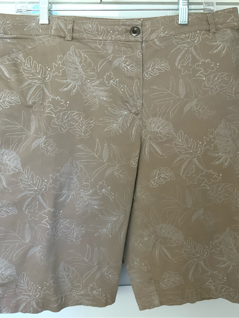 Chico's womens Tan Khaki Tropical-Print Casual shorts size 2.5 (xl)